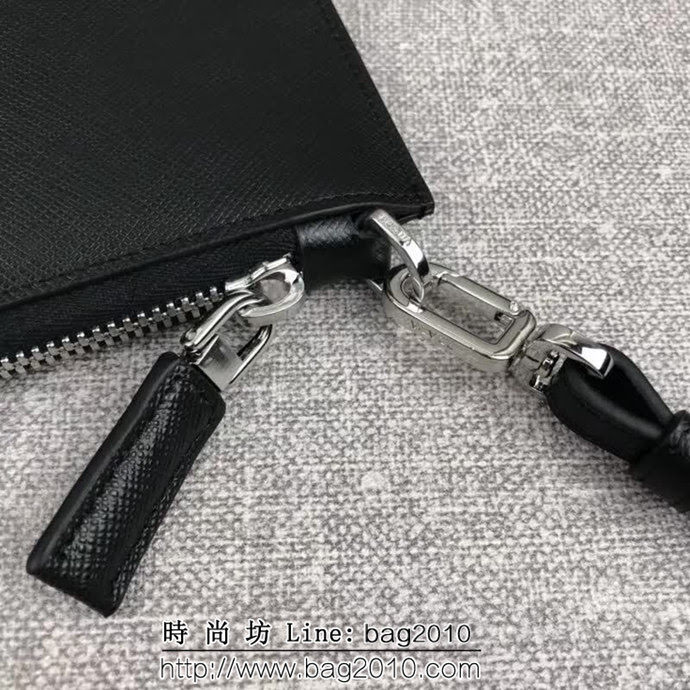 PRADA普拉達 專櫃最新款 摩登態度系列 十字紋牛皮 男士手包 2NG005 DD1825